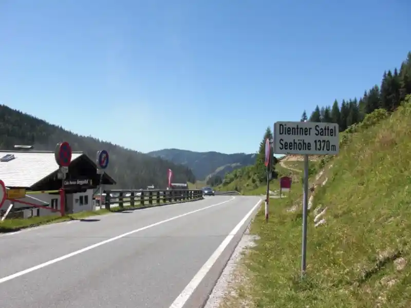 Passstrasse am Dientner Sattel