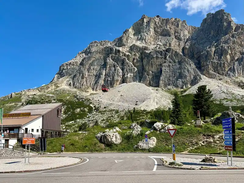 Passstrasse am Falzarego