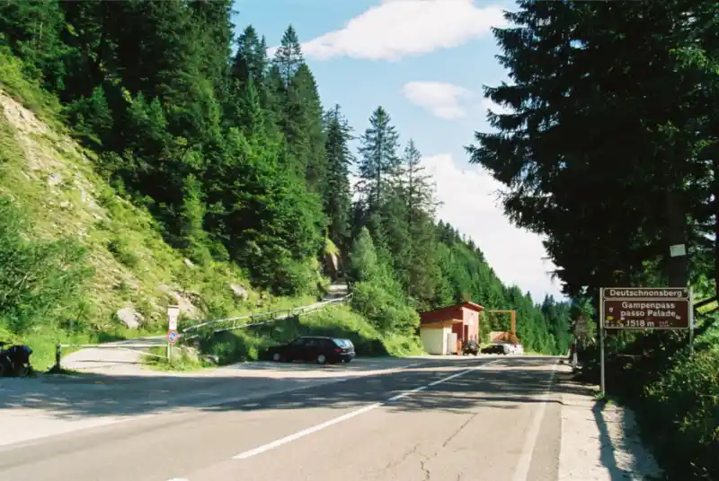 Passstrasse am Gampenpass