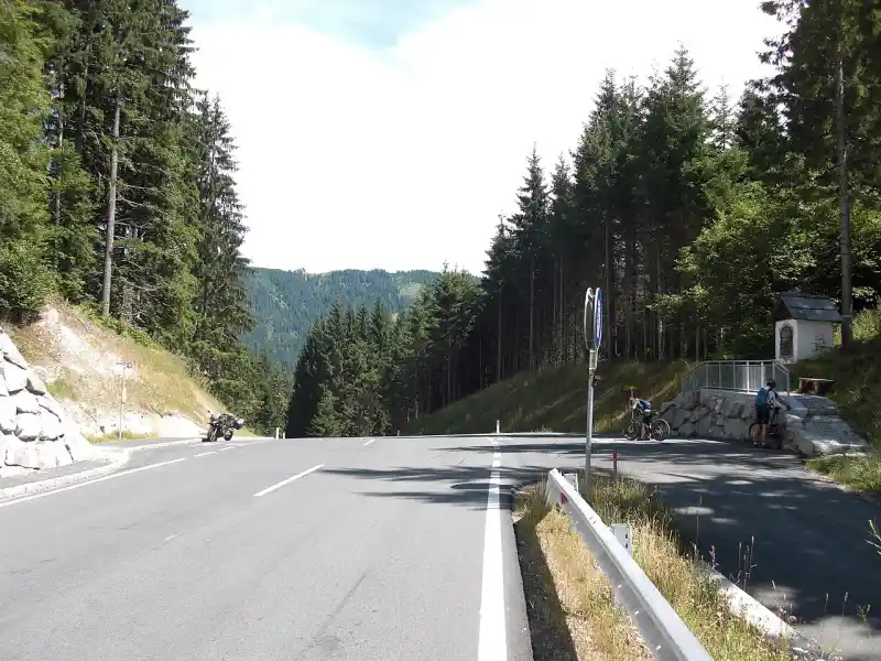 Passstrasse am Kreuzbergsattel