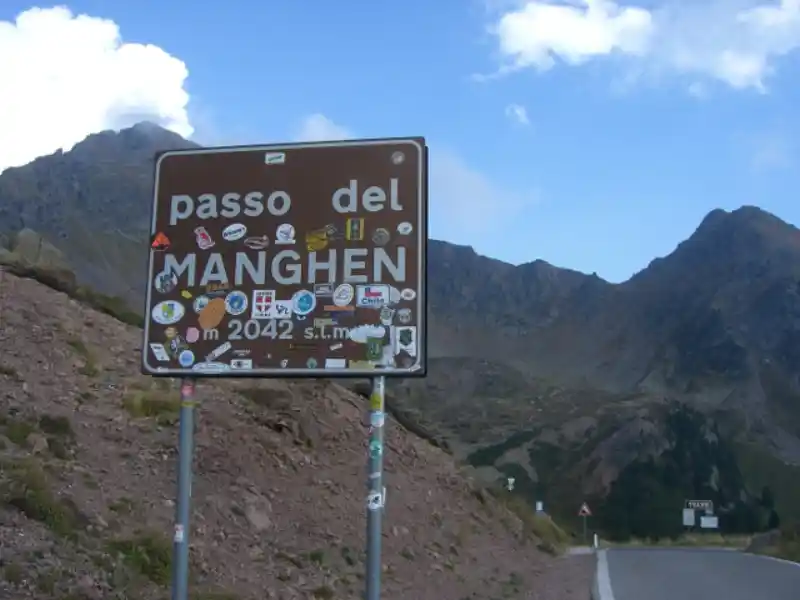 Passstrasse am Manghenpass