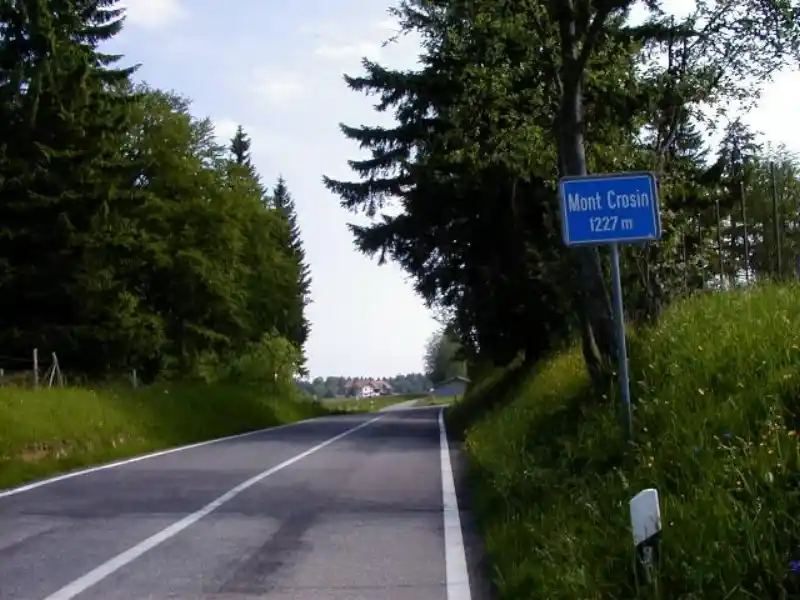 Passstrasse am Mont Crosin