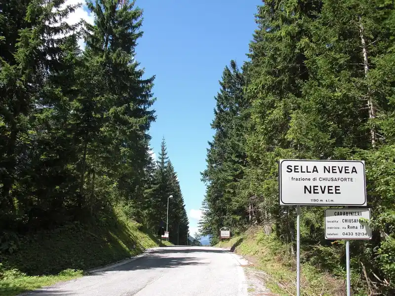 Passstrasse am Neveasattel