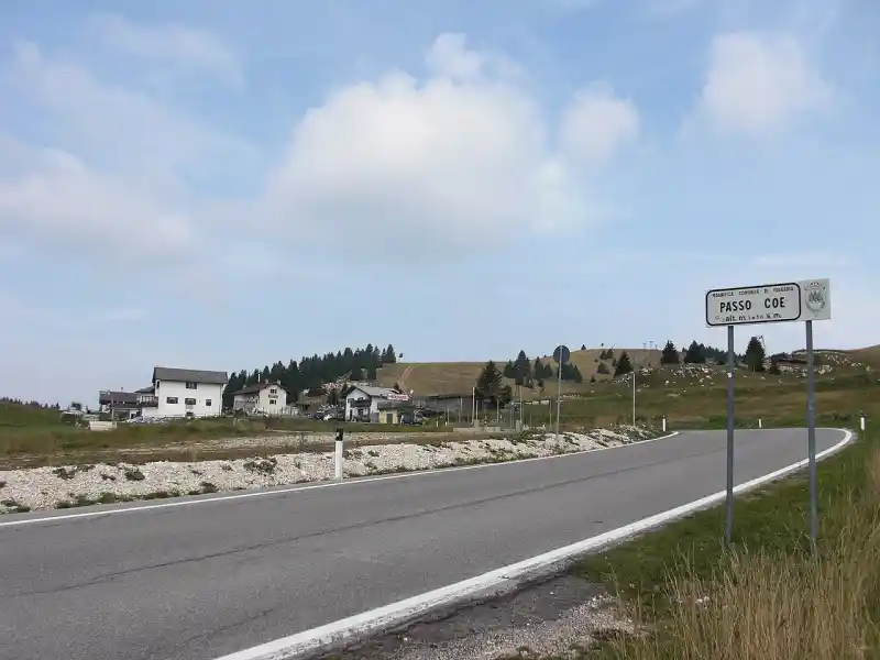 Passstrasse am Passo Coe