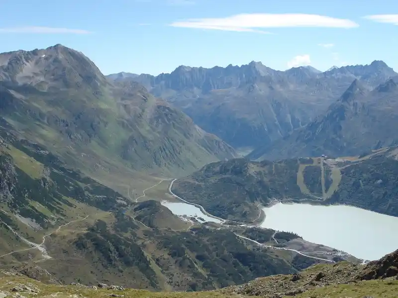 Passstrasse am Zeinisjoch